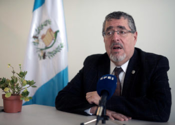 El presidente de Guatemala encuentra micrófonos en su despacho