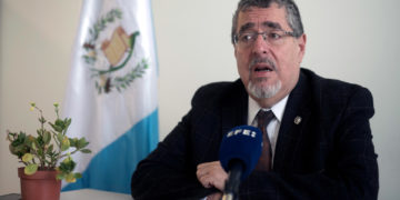 El presidente de Guatemala encuentra micrófonos en su despacho