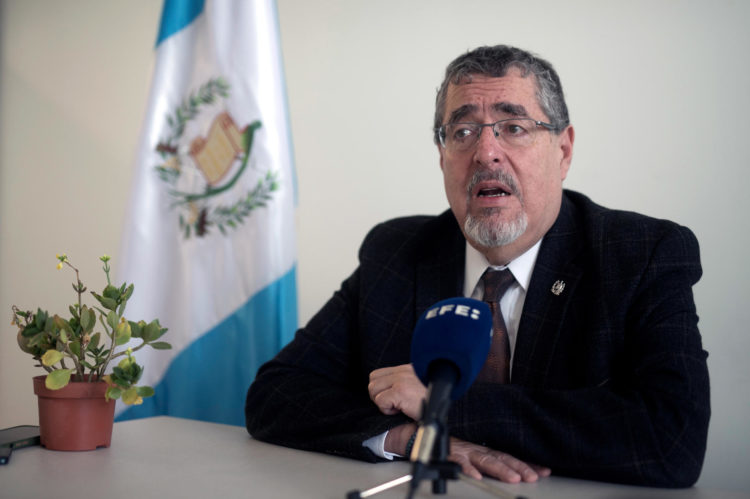 Fotografía de archivo en la que se registró al presidente de Guatemala, Bernardo Arévalo de León, durante una entrevista con EFE, en Ciudad de Guatemala (Guatemala). EFE/Edwin Bercián