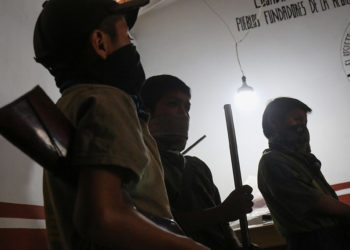 Niños de estado mexicano de Guerrero reciben armas para defenderse del crimen organizado