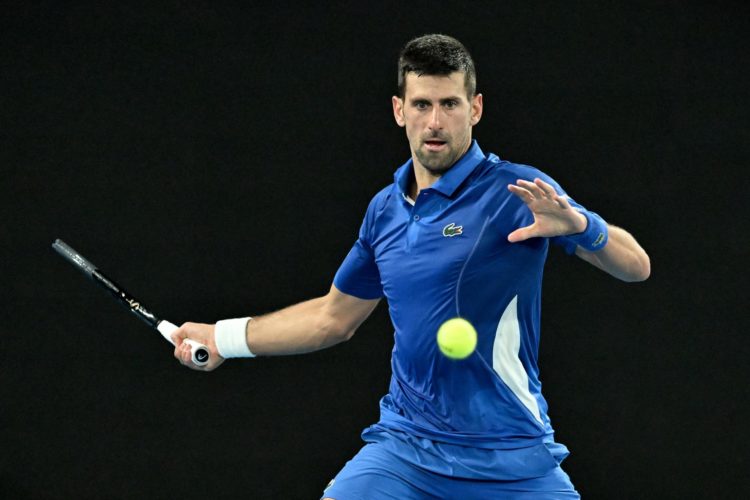 El serbio Novak Djokovic durante su partido contra el argentino Tomas Martin Etcheverry en el Abierto de Australia. EFE/EPA/JAMES ROSS AUSTRALIA AND NEW ZEALAND OUT