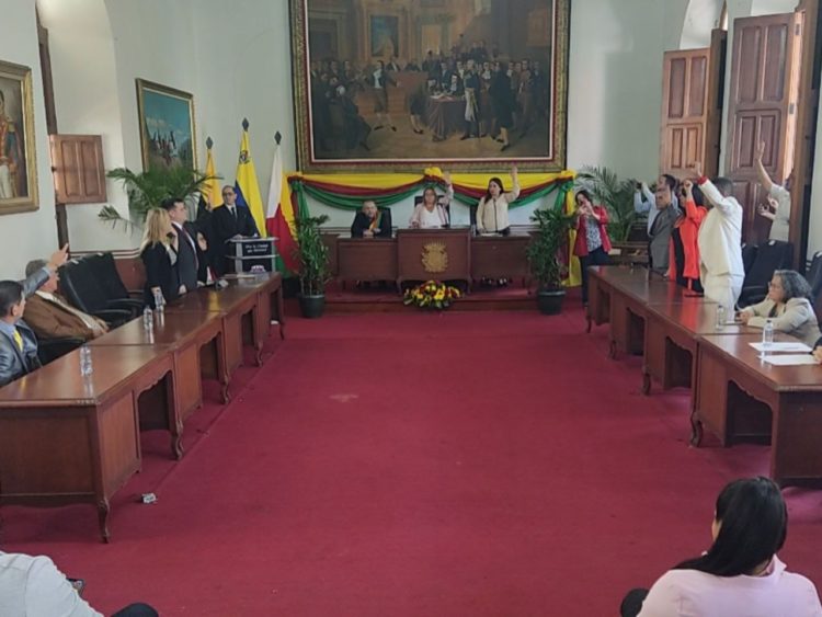 Durante la elección de la directiva del Concejo Municipal de San Cristóbal, el edil Pedro López dio su apoyo al Psuv. Foto: Luzfrandy Contreras