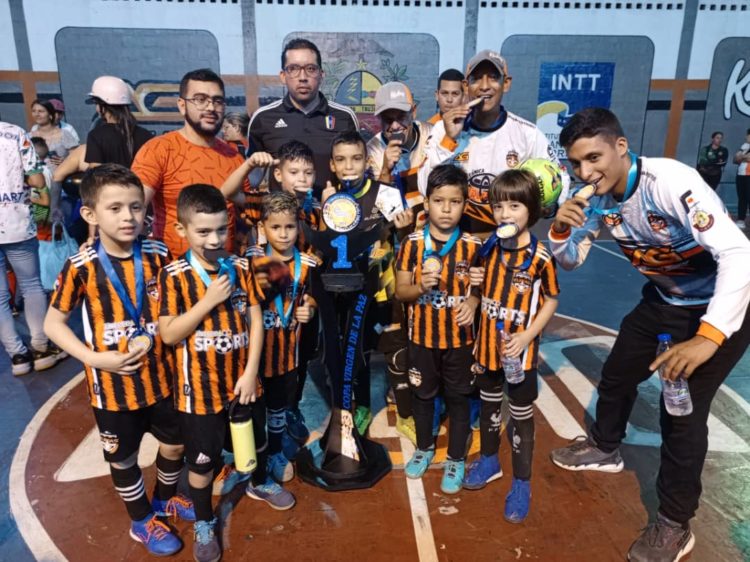 El semillero (sub-8) del fútbol sala dejó como campeones a los niños de Kuikas de Trujillo (Gráficas: Cortesía de Iamd-Trujillo)