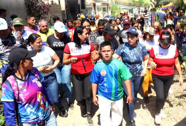 Alcaldesa Angie Quintana en su recorrido a la comunidad San Martin del Humo. Fotos José  Dalton
