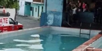 Bomberos de Boconó rescatan a hombre de ahogarse en una piscina