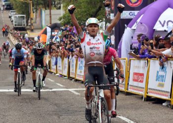 Doble coronado Yimmi Briceño sube a lo alto del podio como ganador y líder