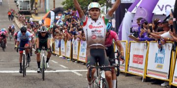Doble coronado Yimmi Briceño sube a lo alto del podio como ganador y líder