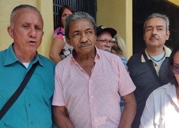 Denuncian presunto cobro ilegal a docentes por aumento de horas