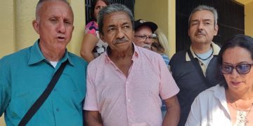 Denuncian presunto cobro ilegal a docentes por aumento de horas