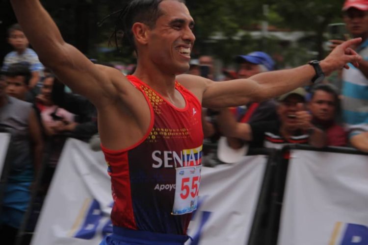 Emmanuel Hernández ganó de punta a punta los 21K de la edición 54 de la Media Maratón de San Sebastián.