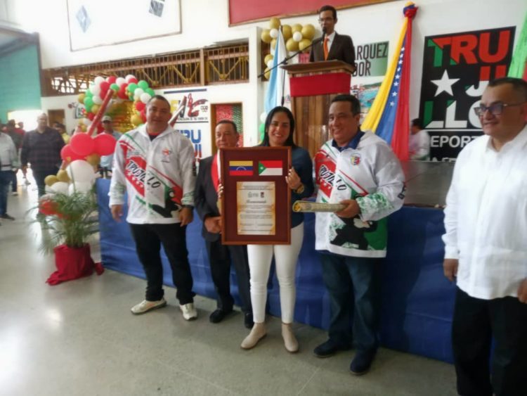 La señora Marcy Cano recibe a nombre del Atleta del Año, el portero Vinotinto Jorge "KK" Sánchez.
