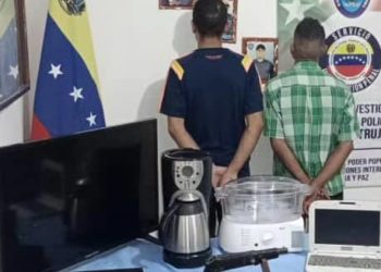 Policía detiene a dos hombres por hurtar electrodomésticos en una vivienda en La Beatriz