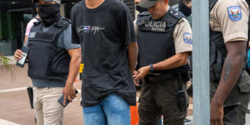 Trece detenidos, armas y material explosivo en incursión armada a un canal en Ecuador