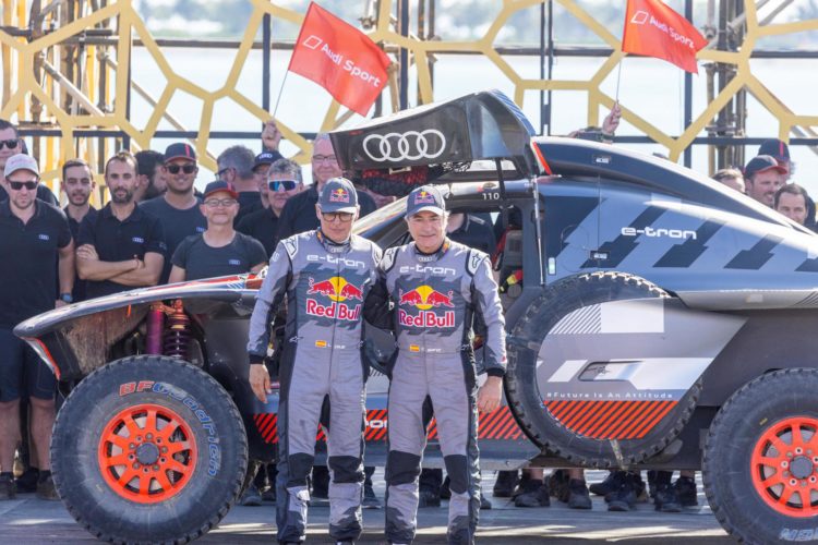 El piloto español Carlos Sainz (dch) y su copiloto Lucas Cruz celebran la victoria en el rally Dakar. EFE/EPA/Aaron Wishart