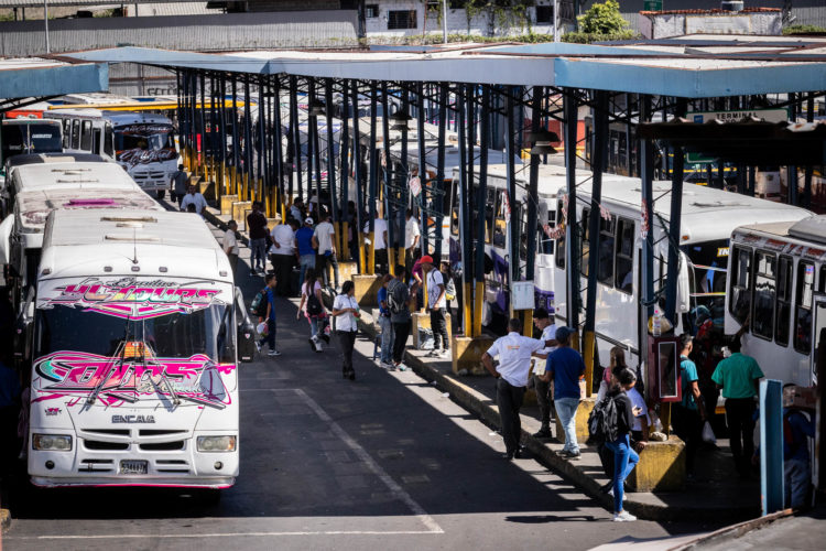Pasajeros esperan sus autobuses en el terminal de transporte Nuevo Circo, el 4 de enero de 2024, en Caracas (Venezuela). EFE/ Rayner Peña R.
