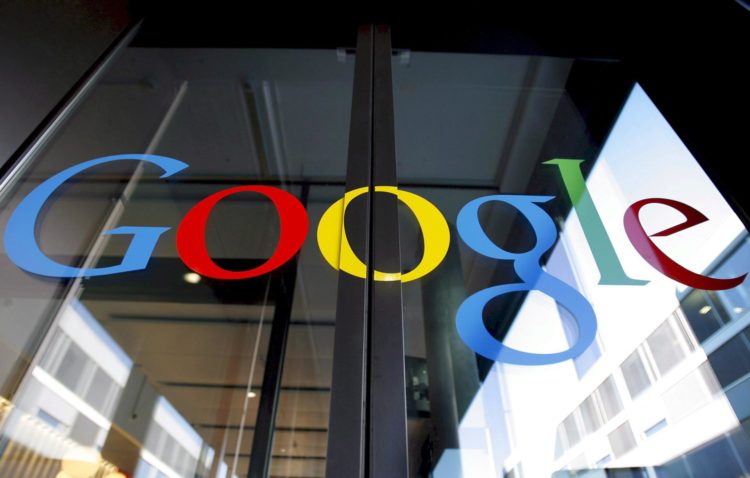 En la imagen de archivo, el logotipo de Google rotulado con letras de vinilo en la puerta de entrada del centro de tecnología de Google en Zúrich, Suiza. EFE/Walter Bieri.
