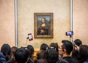 Dos activistas climáticas arrojan sopa sobre la protección de cristal de ‘La Gioconda’
