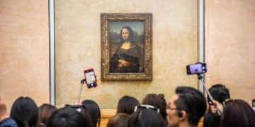 Dos activistas climáticas arrojan sopa sobre la protección de cristal de ‘La Gioconda’