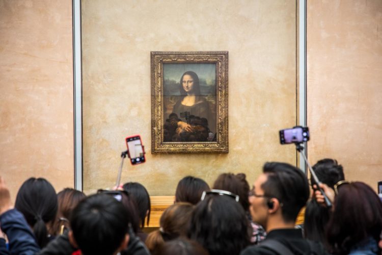Foto de archivo de visitantes ante el cuadro La Gioconda, de Leonardo da Vinci, en el Museo del Louvre en París. EPA/CHRISTOPHE PETIT TESSON