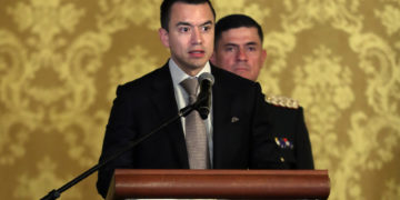 Noboa se juega carta impopular al plantear subida de IVA en medio de crisis en Ecuador