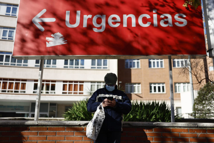 España impondrá el uso de la mascarilla en centros sanitarios por oleada de gripe