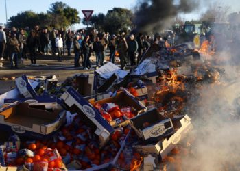 Los agricultores franceses mantienen la mayoría de bloqueos pese a promesas del Gobierno