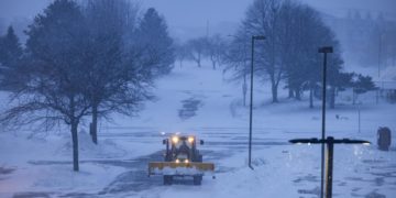 Una fuerte tormenta de nieve cubre el Medio Oeste de EE.UU. e impactará al caucus de Iowa