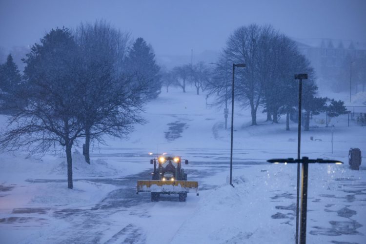 Vista de la nieve que se acumuló tras una tormenta en Urbandale, Iowa (EE.UU.), el 12 de enero de 2024. EFE/ Jim Lo Scalzo