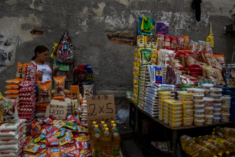 Fotografía de archivo donde se observa mercancía de vendedores informales con precios en dólares en Caracas (Venezuela). EFE/Miguel Gutierrez