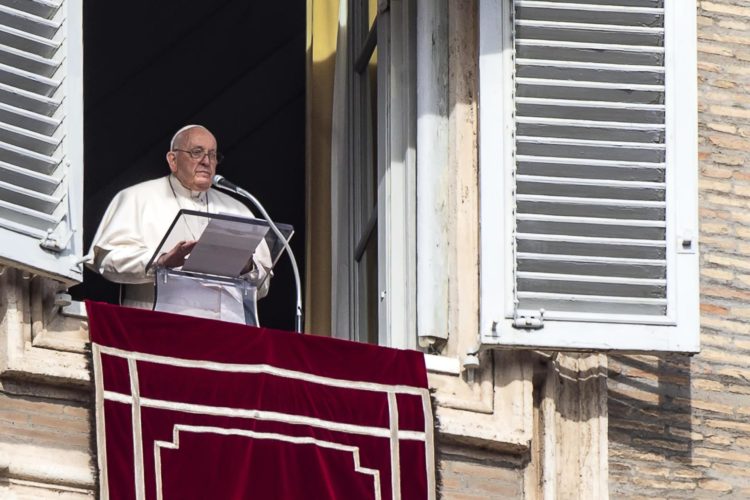 El papa Francisco dirige el rezo del Ángelus desde la ventana de su despacho en Ciudad del Vaticano, el 14 de enero de 2024. EFE/EPA/ANGELO CARCONI