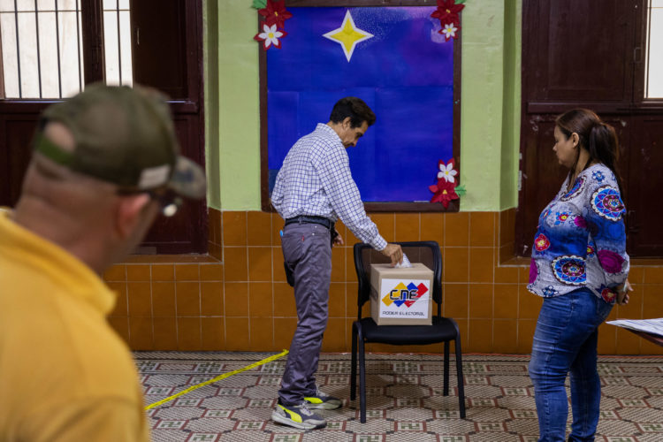 Un hombre deposita su voto en un centro electoral en Caracas (Venezuela), en una fotgrafía de archivo. . EFE/ Rayner Peña