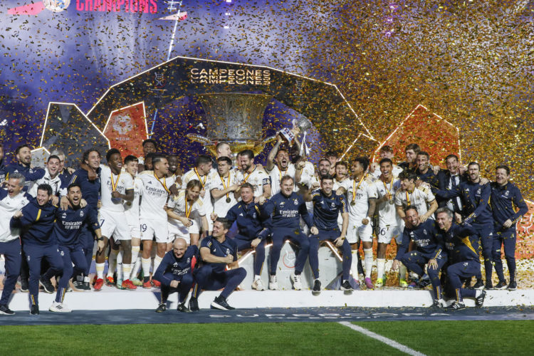 Los jugadores del Real Madrid celebran su victoria en la final de la Supercopa de España que Real Madrid y FC Barcelona disputaron en el estadio Al Awwal Park de Riad, en Arabia Saudí. EFE/Juan Carlos Cárdenas