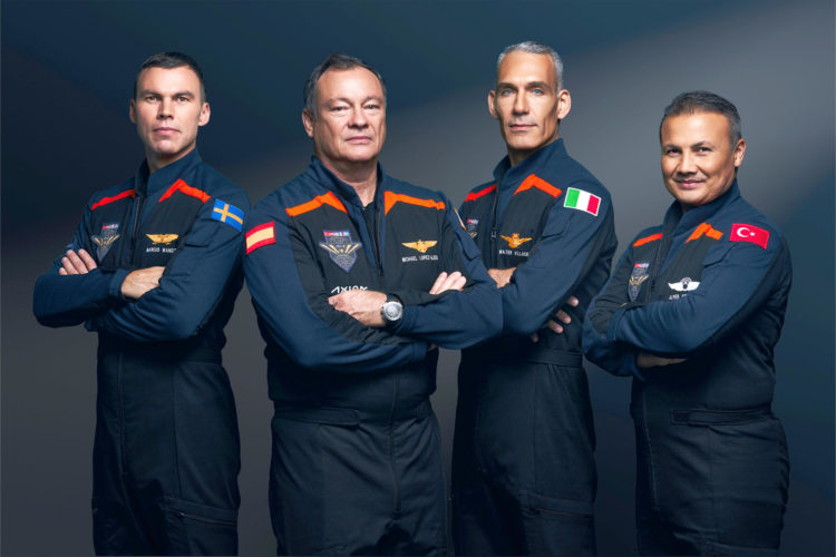 Fotografía cedida el pasado 11 de enero de los astronautas, el hispano-estadounidense Michael López-Alegría (2-i); el italiano Walter Villadei (2-d), el sueco Marcus Wandt (i), y el turco Alper Gezeravci (d). EFE/ Axiom Space