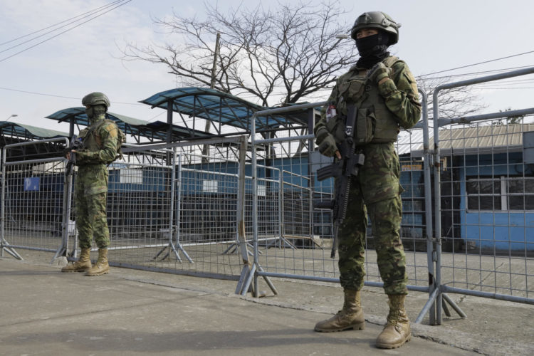 Soldados del ejército ecuatoriano vigilan afuera del Centro de Privación de Libertad Guayas No.1, el 12 de enero de 2023, en Guayaquil (Ecuador). EFE/ Carlos Durán Araújo