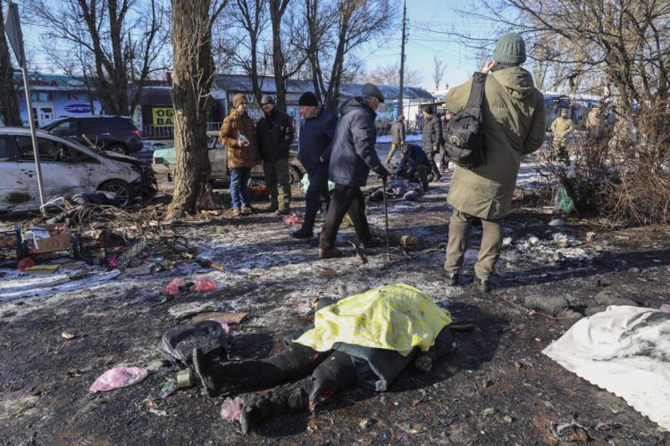 Los cuerpos de víctimas del bombardeo del mercado de alimentos de Donetsk, Ucrania, el 21 de Enero. EFE/EPA/ALESSANDRO GUERRA