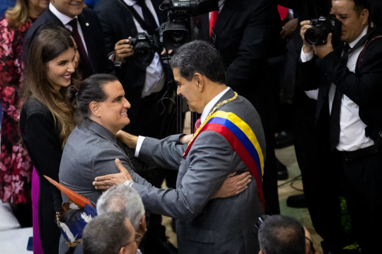 El presidente venezolano, Nicolás Maduro (c), saluda al empresario colombiano Alex Saab (i), liberado recientemente por EE.UU. en un acuerdo con el Gobierno venezolano, antes de presentar su rendición de cuentas ante la Asamblea Nacional (AN, Parlamento), de contundente mayoría oficialista, hoy, en Caracas (Venezuela). EFE/Rayner Peña R.