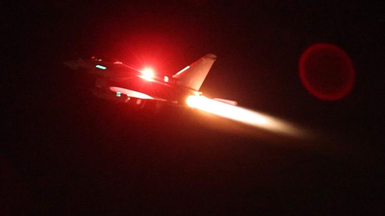 Fotografía cedida este viernes, 12 de enero, por la Real Fuerza Aérea Británica, en la que se registró un avión militar del Reino Unido durante un ataque contra objetivos hutíues en Yemen. EFE/SGT Lee Goddard / BRITISH ROYAL AIR FORCE