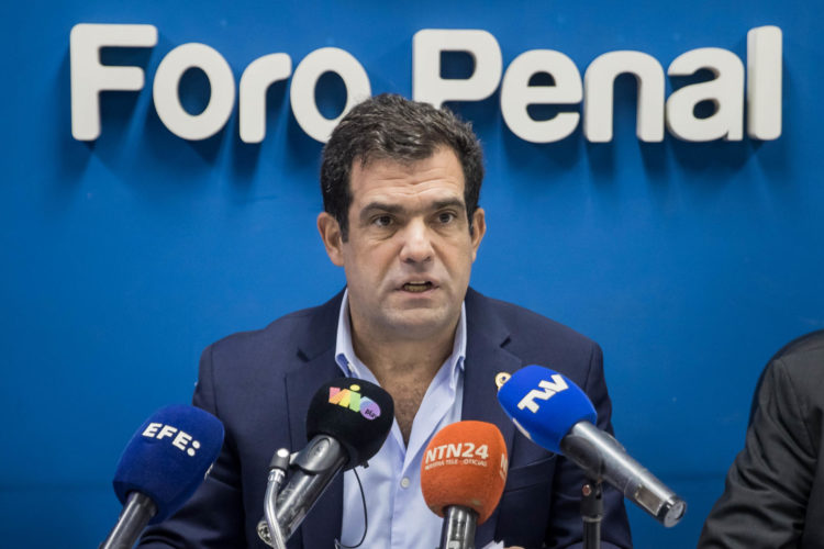 Alfredo Romero, presidente de la ONG Foro Penal, ofrece hoy declaraciones a periodistas en Caracas (Venezuela). EFE/MIGUEL GUTIÉRREZ