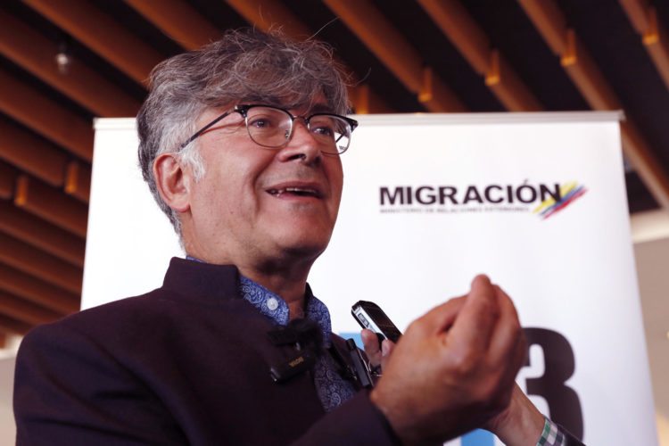 El director de Migración Colombia, Carlos Fernando García Manosalva habla este 30 de enero de 2024 durante una rueda de prensa en Bogotá (Colombia). EFE/ Carlos Ortega