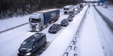 Frío extremo, nieve e intensas lluvias colapsan media Europa