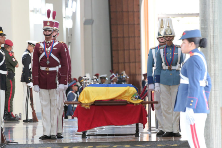 Fotografía cedida por Prensa de Miraflores donde se observa a un grupo de cadetes cargando los restos de general Domingo Sifontes en el Panteón Nacional, hoy, en Caracas (Venezuela). EFE/Prensa Miraflores