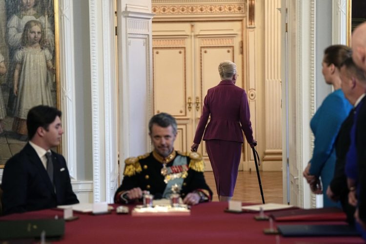 La reina Margarita abadona el Consejo de Estado danés tras firmar su abdicación en favor de su hijo Federico. EFE/EPA/MADS CLAUS RASMUSSEN DENMARK OUT
