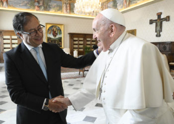 El papa Francisco a Petro: «Cuente conmigo»