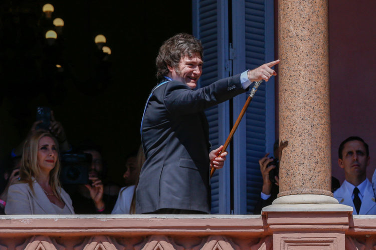 El presidente de Argentina, Javier Milei, sale al balcón de la Casa Rosada para saludar a simpatizantes, en una fotografía de archivo. EFE/Luciano Gonzalez