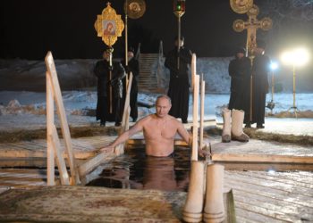 Putin se zambulle en agua helada en la Epifanía ortodoxa