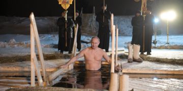 Putin se zambulle en agua helada en la Epifanía ortodoxa
