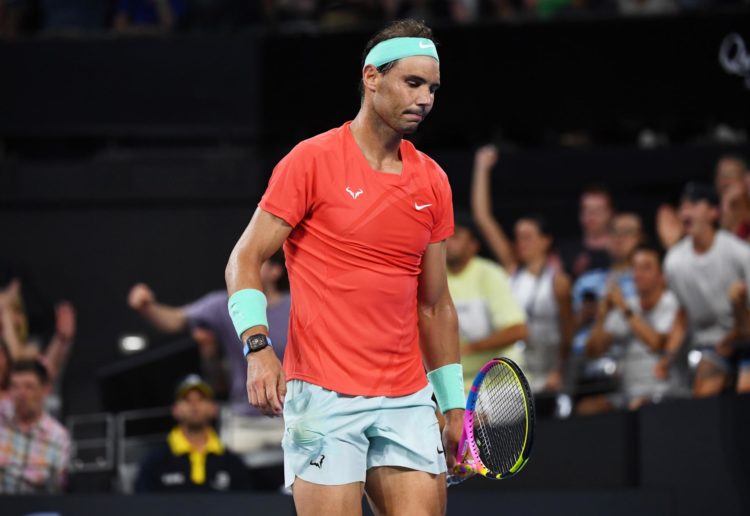 Rafael Nadal, en su último partido en Brisbane, ante el australiano Jordan Thompson, cuando notó molestias musculares. EFE/EPA/JONO SEARLE AUSTRALIA AND NEW ZEALAND OUT EDITORIAL USE ONLY EDITORIAL USE ONLY