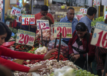 La inflación en Latinoamérica cede en 2023, pese al bajo crecimiento y a la hiperinflación argentina