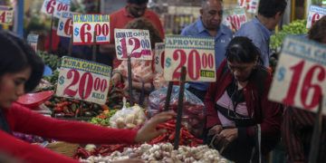 La inflación en Latinoamérica cede en 2023, pese al bajo crecimiento y a la hiperinflación argentina