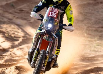 El luto por el fallecimiento de Carles Falcón marca la octava etapa del Dakar